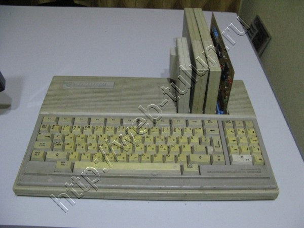 «Поиск» — 16-разрядный персональный компьютер, частичный клон IBM PC/XT, альбом Из истории компьютерной техники.