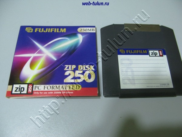 Гибкий диск Iomega Zip емкостью 250 Mb 1994г, альбом Из истории компьютерной техники.