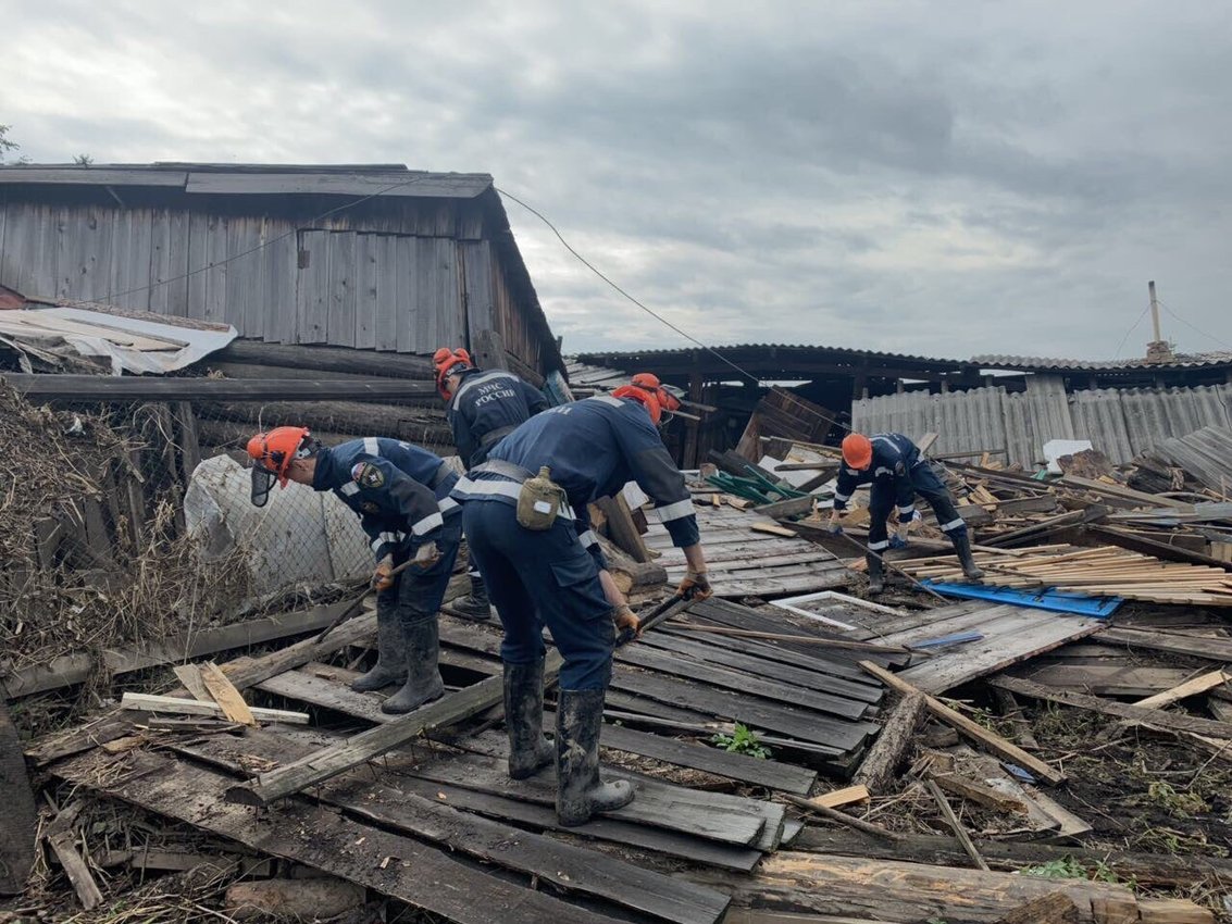 Чс наводнение. Эвакуация чс. Наводнение в долине. Паводок. Люди при наводнении.